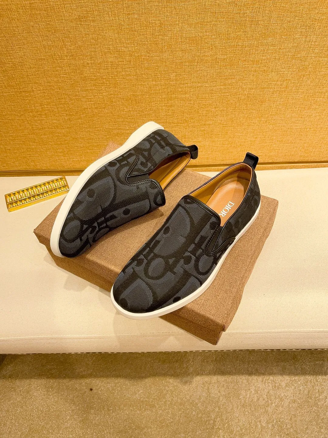 Factory price 380🔥[Dior] The latest 2024 new model is carefully crafted and set off the audience! An international brand that continues to innovate. This men's all-season casual shoe, the original version, has an all-leather upper, breathable and comfortable leather feet ➕Rubber non-slip outsole, breathable and comfortable, quality speaks for itself👄Color: two colors Size: 38-44